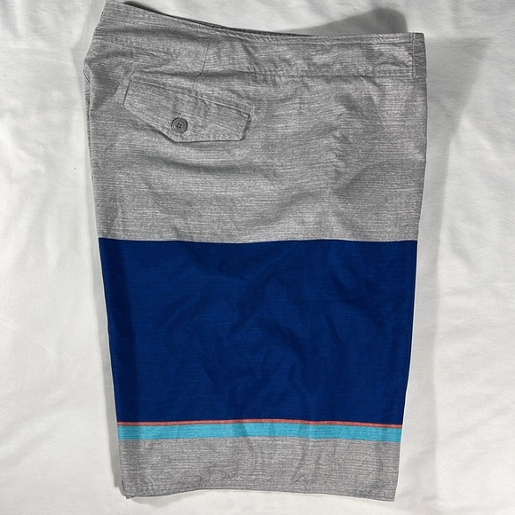 Old Navy mens multicolor striped polyester 8" inseam board shorts - size XL - Picture 7 of 9